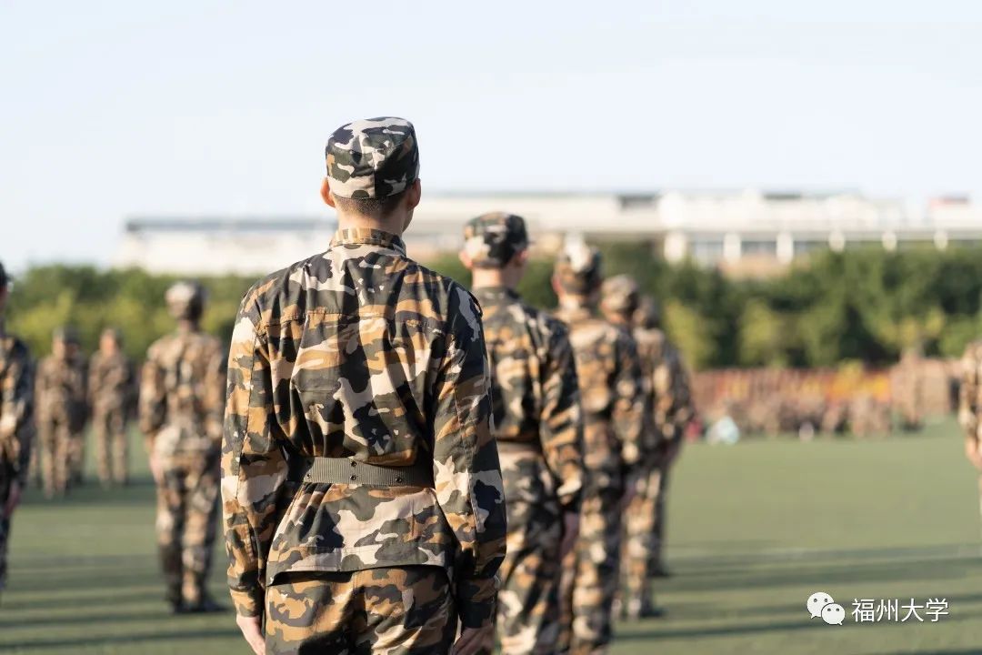 手贴裤缝(蓝苗 摄)是军训中最美的风景挺拔的背影定军姿是军训场上的