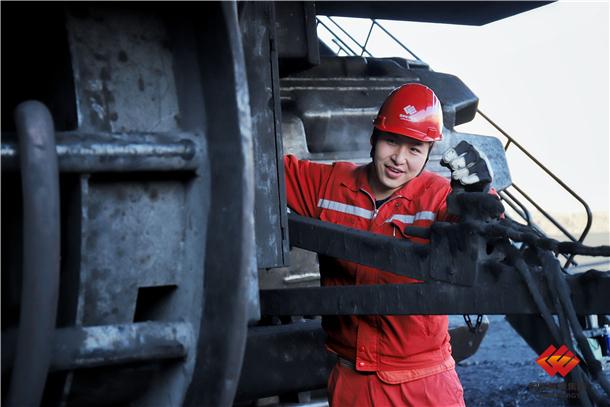 图为电铲司机作业前点检电缆滚筒.