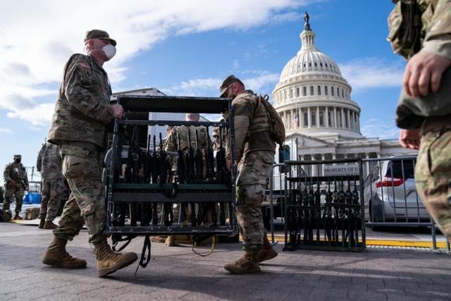美国国会大厦周围的国民警卫队士兵（图源：美联社）