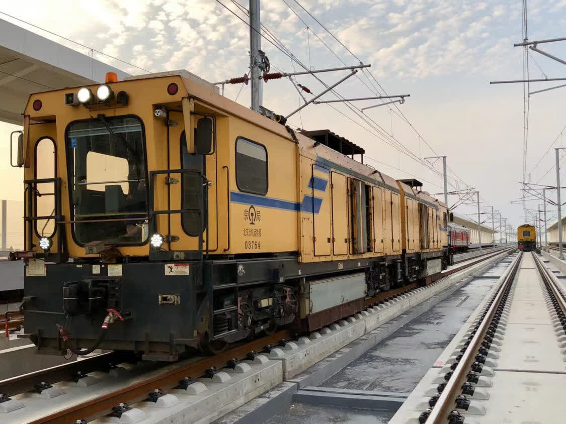 子夜时分,在在贵(阳)广(州)客专和京(北京)雄(安)城际等铁路线上