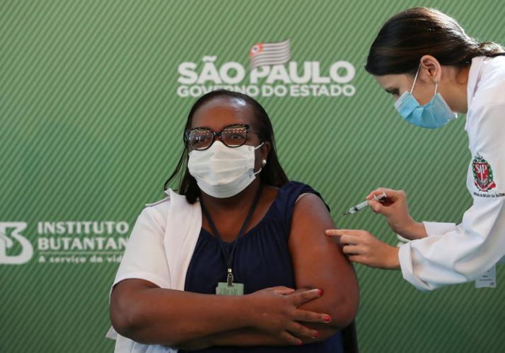  54岁的护士卡拉赞接种科兴疫苗（路透社）