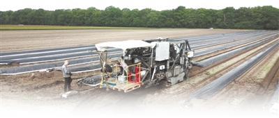 　　荷兰初创企业赛瑞斯康公司研发的白芦笋收割机正在工作中。　　资料图片