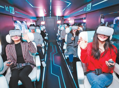 　　体验者在韩国首尔光化门附近的5G巴士上感受VR视听产品。　　新华社记者 王婧嫱摄