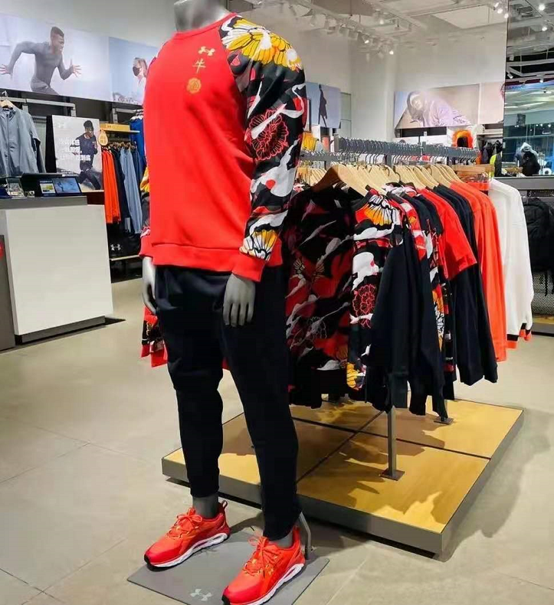 某运动品牌北京门店内售卖的牛年主题服饰