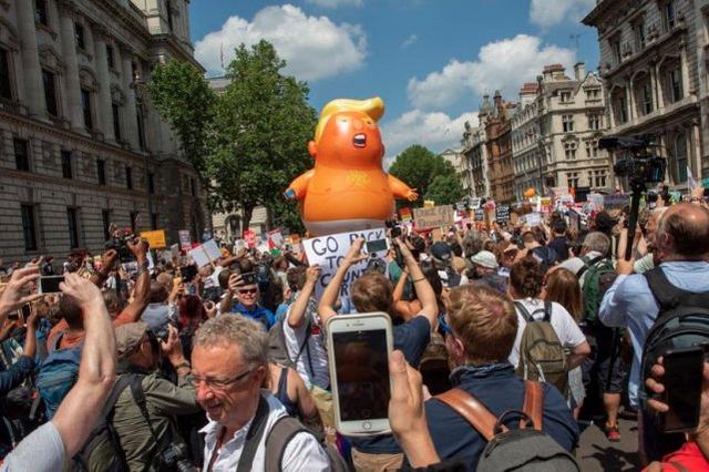 画风清奇！伦敦博物馆盘下巨型“特朗普宝宝”气球纪念抗议盛况