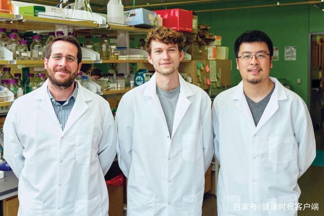 研究员王年爽和其他实验室成员在德克萨斯大学奥斯汀分校实验室。本人供图