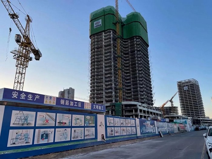 图为二期项目工地上三栋建筑：10#、12#已经封顶