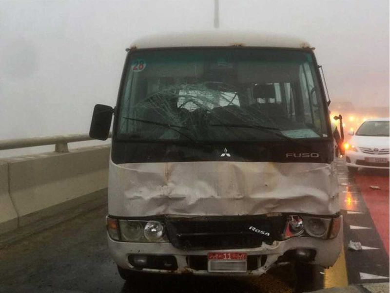 阿联酋阿布扎比19车连环相撞 事故已致1死8伤