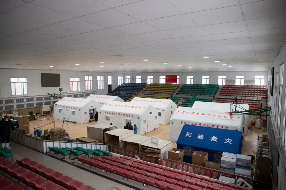 △设在望奎县体育馆内的移动方舱检测实验室