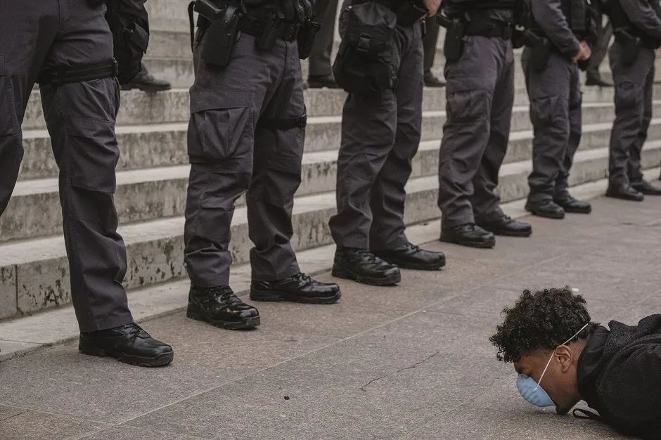 2020年6月，在美国多个城市，人们抗议明尼苏达州白人警察暴力执法导致非洲裔男子乔治·弗洛伊德死亡。