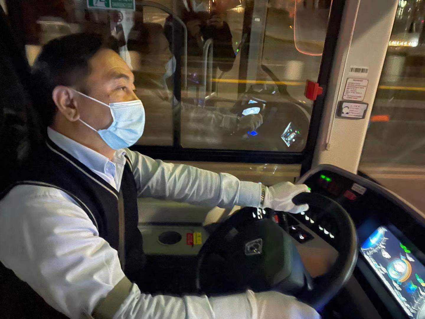 26名司机把公交车开成“校巴”_凤凰网资讯_凤凰网