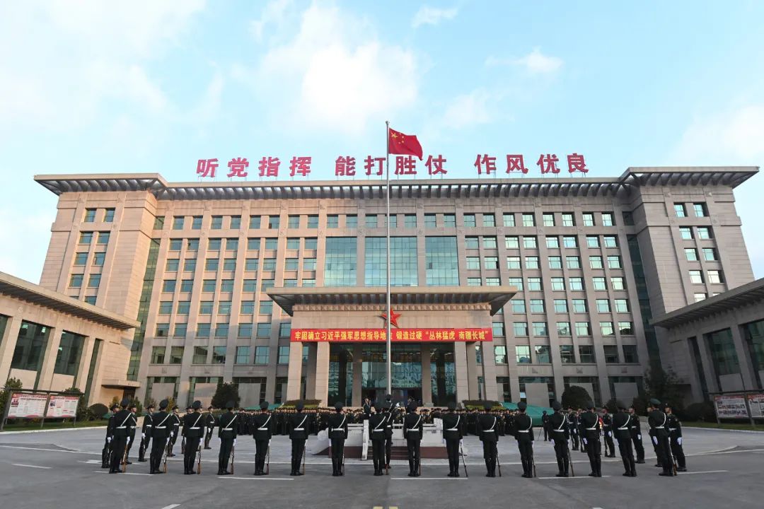 向国旗敬礼南部战区各部队以特别仪式迎接新年