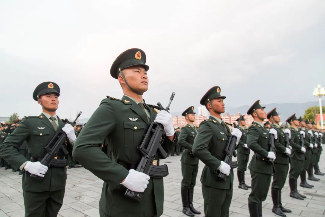 向国旗敬礼南部战区各部队以特别仪式迎接新年