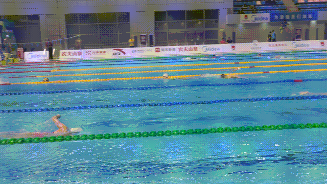 众运动员热身中。长城网记者 白璐 摄