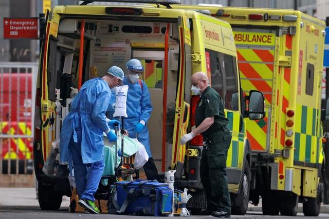 日均确诊病例超5万 英国重启方舱医院关闭伦敦各小学