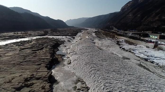 壶口瀑布现“冰岸齐平”景观