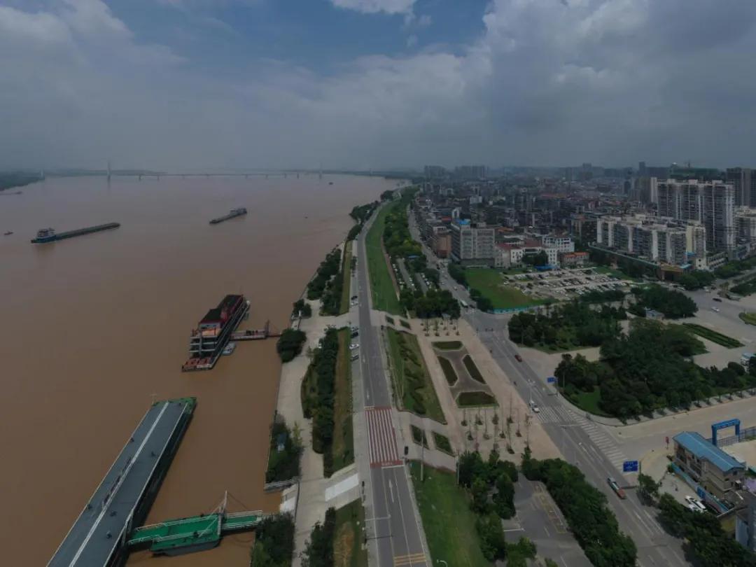 2020年汛期,在三峡工程的拦洪之下,长江下游荆江河段安然无恙