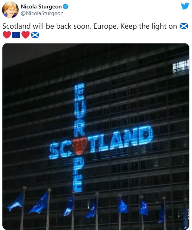 △妮古拉·斯特金在其个人社交账号上发表声明。其中图片为2020年苏格兰民族党发起的活动，通过投影灯将“苏格兰”与“欧盟”投影在布鲁塞尔欧委会大楼上。（图片来源于网络）