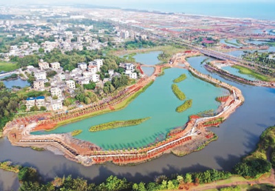 海南省海口市江东新区是海南自贸港重点园区之一。当地通过退渔还湿、河道疏浚等方式，将昔日的鱼塘打造为湿地公园。图为江东新区芙蓉河综合治理工程。新华社记者 郭 程摄