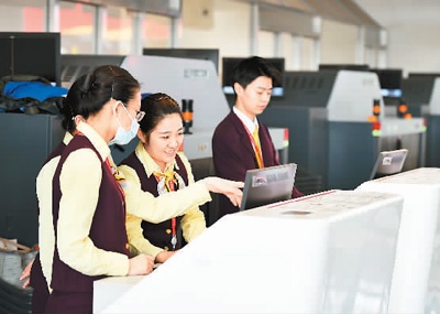 海口美兰国际机场是海南自贸港发展旅游业、空港物流产业的基石。图为2020年12月27日，工作人员在海口美兰国际机场二期扩建项目T2航站楼内熟悉工作流程。新华社记者 郭 程摄