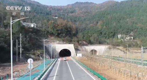 四川巴万高速公路全线通车 全长约120公里 桥隧比64.8%