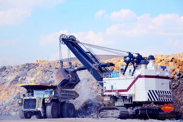 图为电铲正在装车作业.