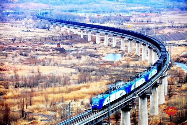 包神铁路集团连续四天单日运量突破百万吨