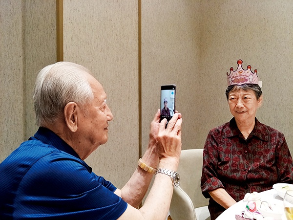 黄旭华为妻子李世英过生日