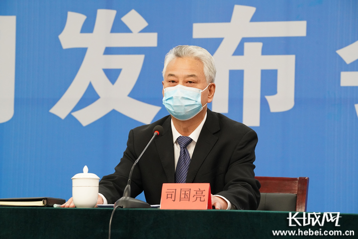 邢台市人力资源和社会保障局党组书记,局长司国亮介绍情况.