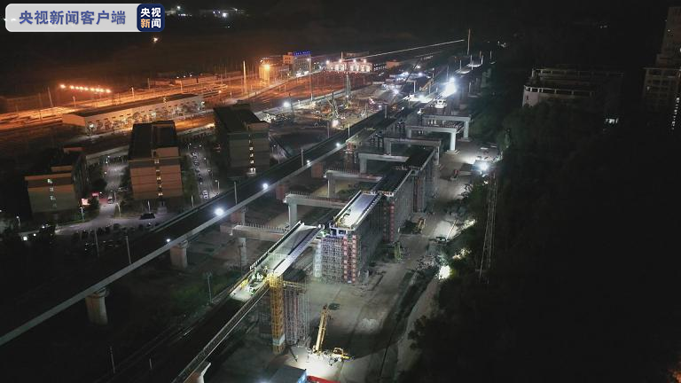 国内首次 赣深高铁上跨广深港高铁进行箱梁横移施工全部完成