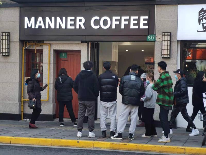 威海路Manner咖啡店前排队的人群   李宝花 摄