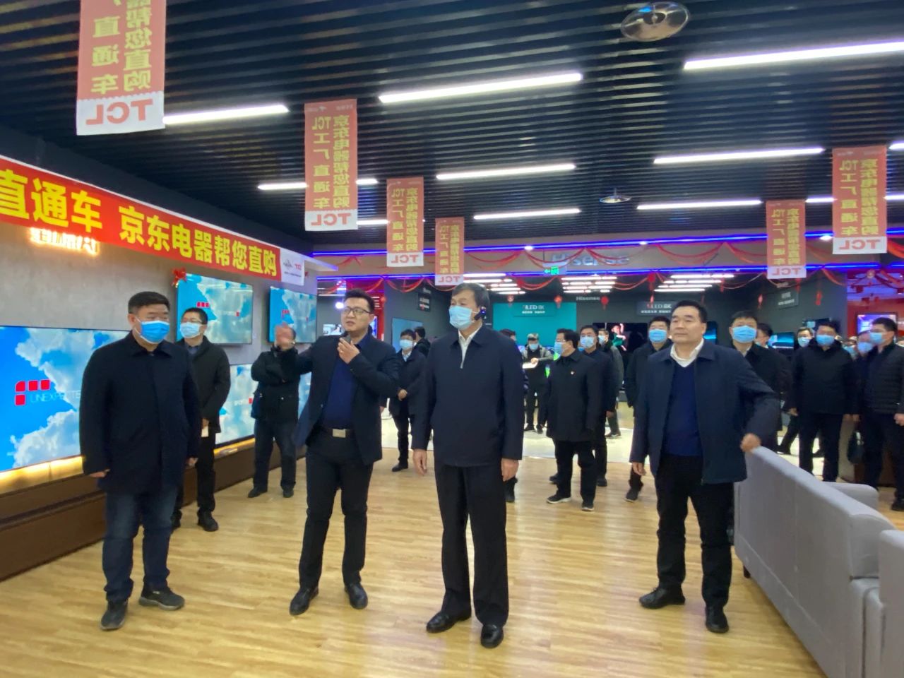 焦作市委书记王小平,市委副书记,市长徐衣显在京东电器焦作店观摩指导