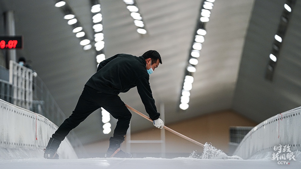 △国家雪车雪橇中心，制冰师对赛道冰面做精细修整。（总台国广记者李晋拍摄）