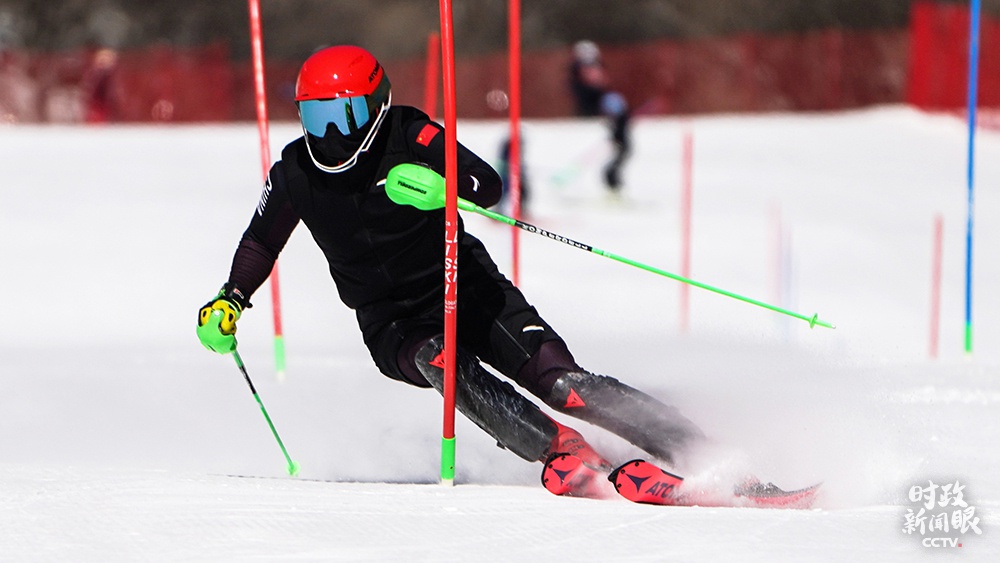 △高山滑雪训练瞬间(总台国广记者李晋拍摄)
