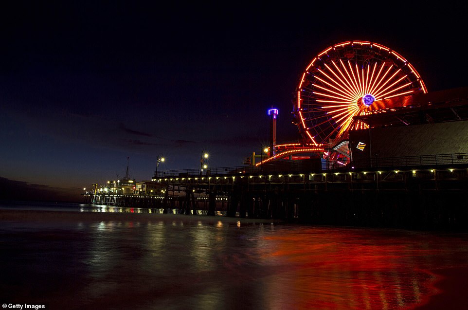 美国各大城市地标彻夜亮灯纪念40万新冠逝者