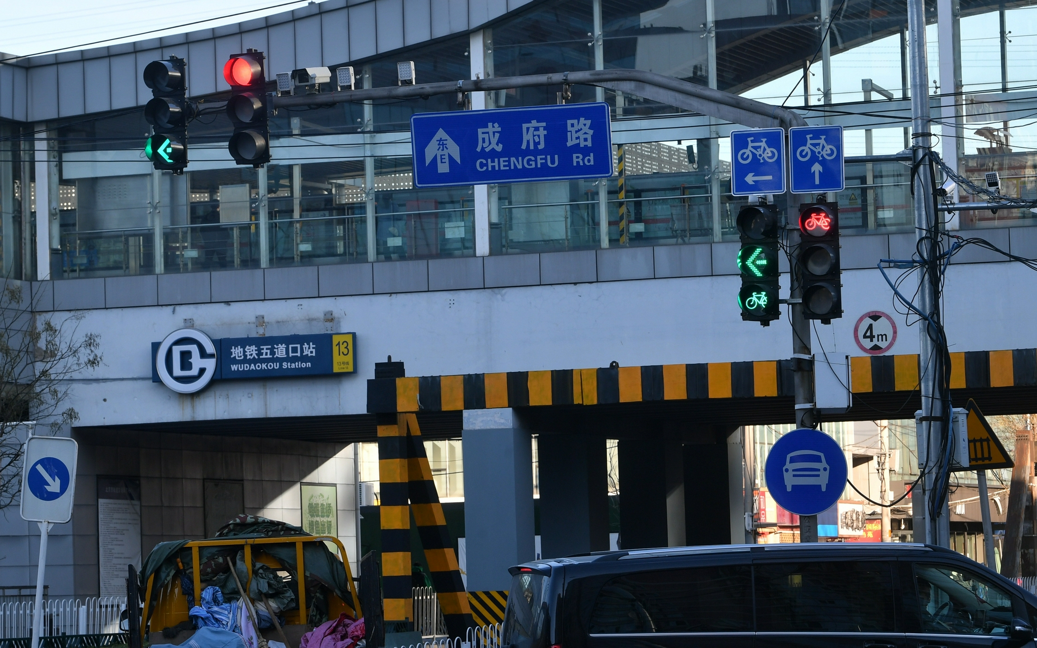 五道口路口增设了非机动车左转专用信号灯。新京报记者 王贵彬 摄