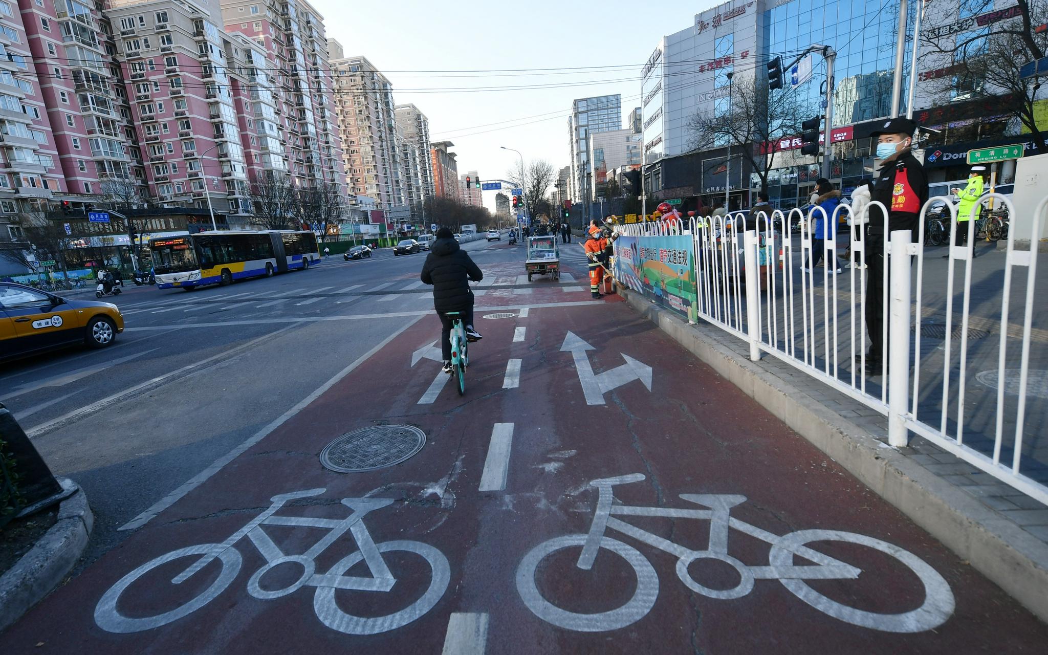 非机动车道也进行了拓宽，左转自行车有了独立的等候空间。新京报记者 王贵彬 摄