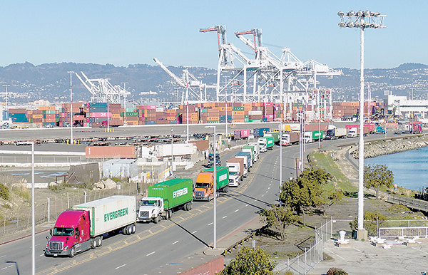 　　连日来，产品需求量大导致美国南加州沿岸两个最大港口的集装箱积压。（图片来源：视觉中国）