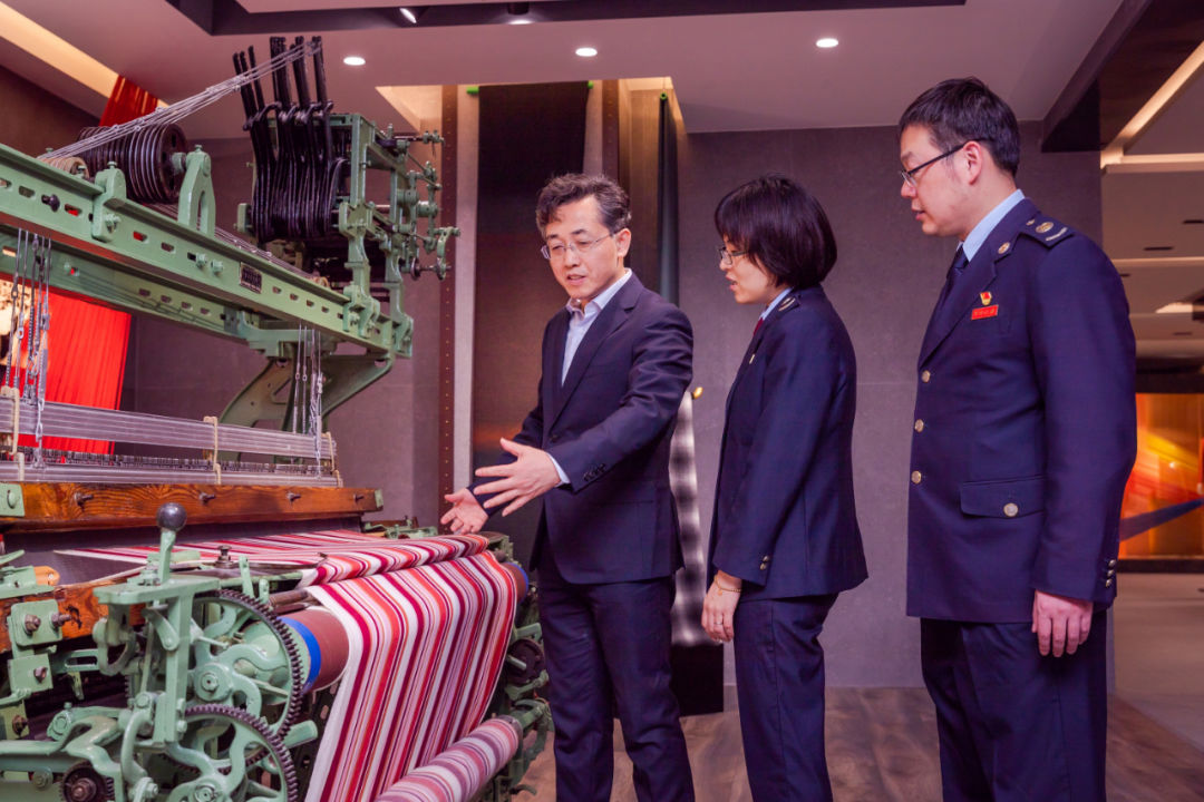 图为国家税务总局江阴市税务局干部为企业开展跨区域涉税事项协调的