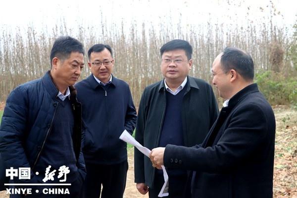 新野县县政府县长李文鹏就白河干流防洪治理新野段堤防工程建设现场