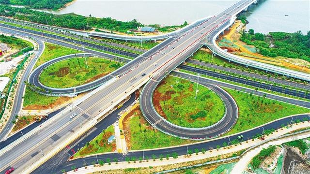 近日，即将开通的海口海瑞大桥与滨江西路互通立交项目沥青已铺设完成，进入精细化收尾阶段。项目通车后，将优化江东新区和主城区的互联互通，促进江东新区开发建设，同时缓解椰海大道的通行压力。记者 张茂 摄