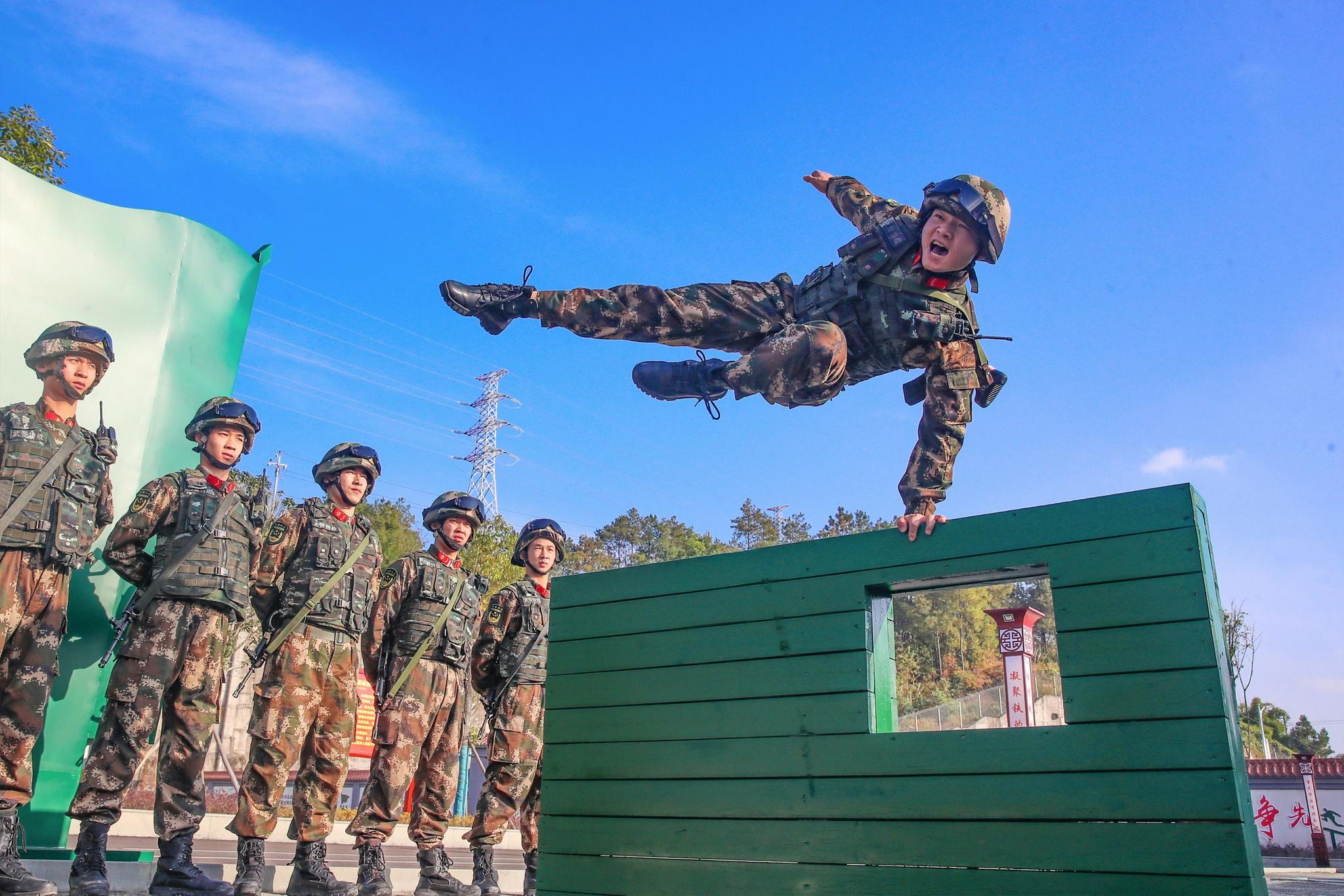 进一步锤炼官兵技战术水平灵活开展多课目训练着眼部队当前任务实际