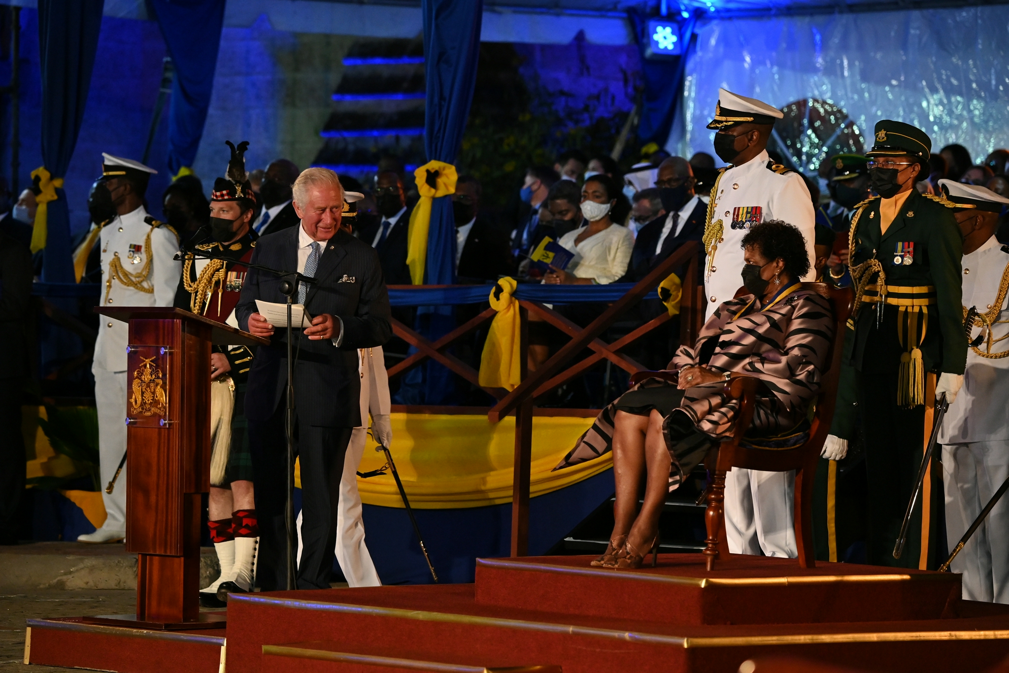 11月30日，巴巴多斯总督桑德拉·梅森宣誓就任该国第一任总统 英国王储查尔斯王子到场见证了这一转变 图片来源：澎湃影像平台