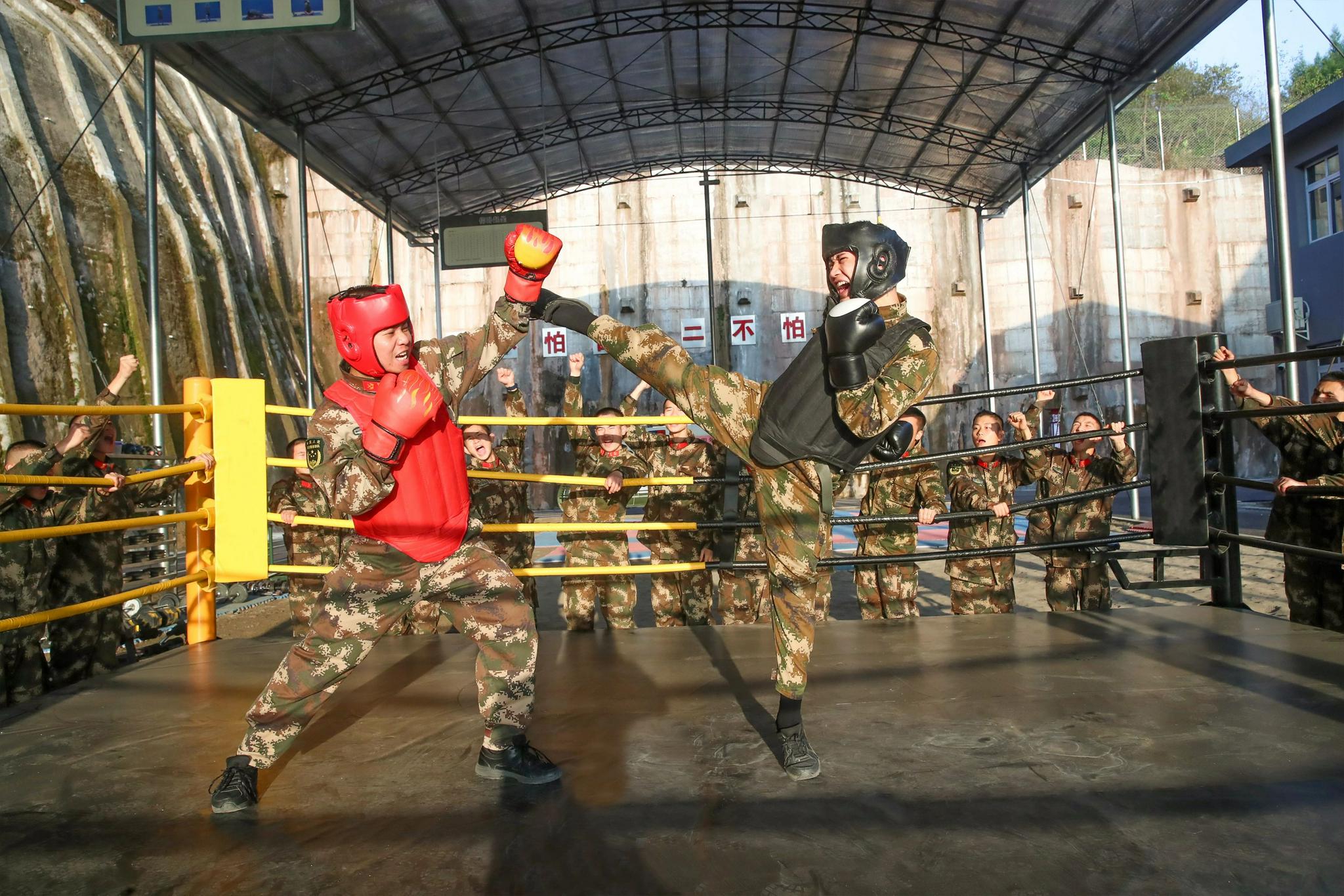 进一步锤炼官兵技战术水平灵活开展多课目训练着眼部队当前任务实际