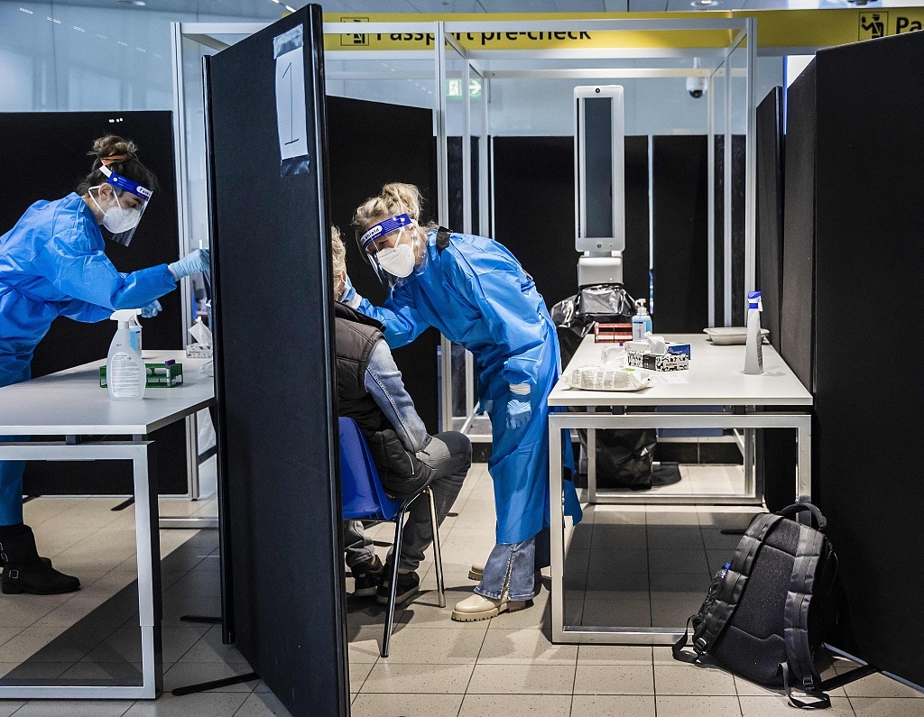 荷兰对来自南非的旅客进行检测。图源：视觉中国