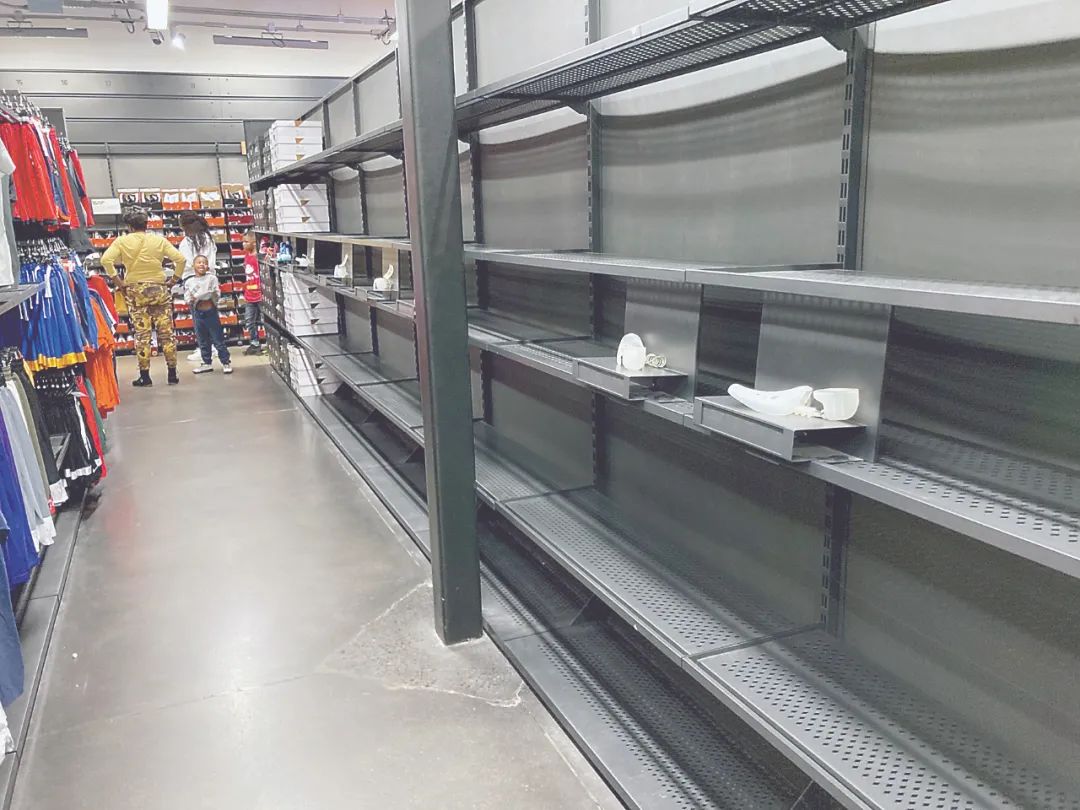 近日,在美国科罗拉多州的一家商店里,部分货架无货.