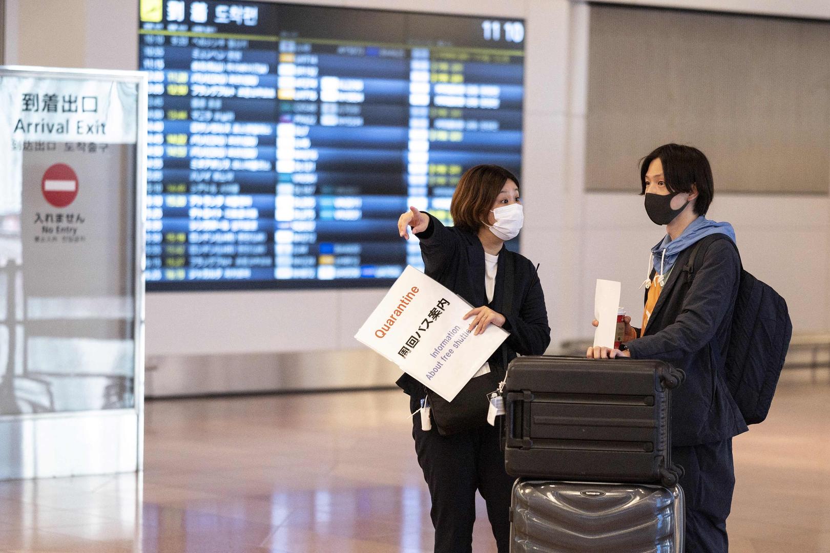 ↑11月8日，日本东京羽田机场的入境大厅。日本政府当天起曾放宽边境防疫政策 ，重新允许留学生等人员入境。图据视觉中国