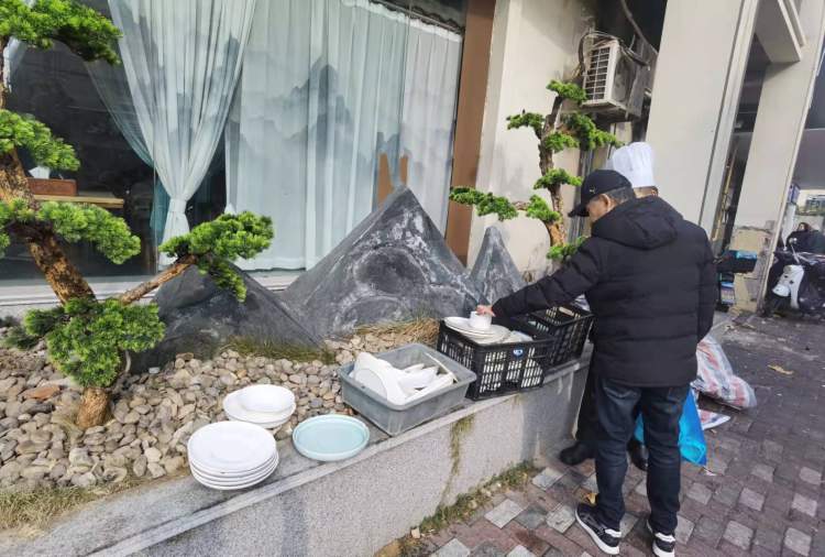 “共享餐具”来了！上海这家饭店试水淘汰餐盘免费领取，附近居民“点赞”