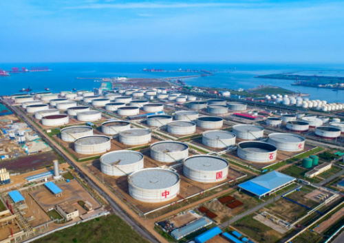 图为日照岚山港中石化油库.摄影:许梅