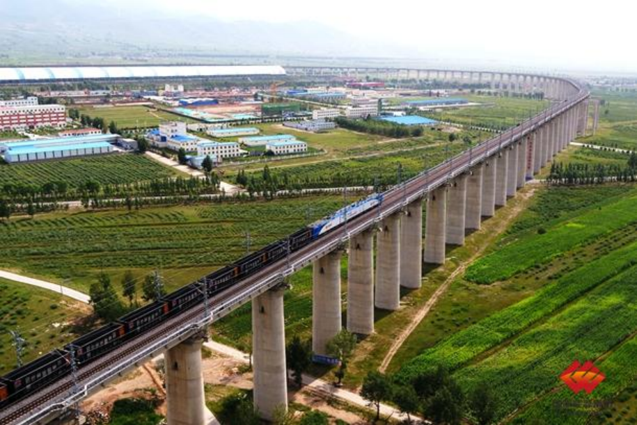 图为列车运行在准池线上针对入冬以来沿线各地情况,新朔铁路积极做好